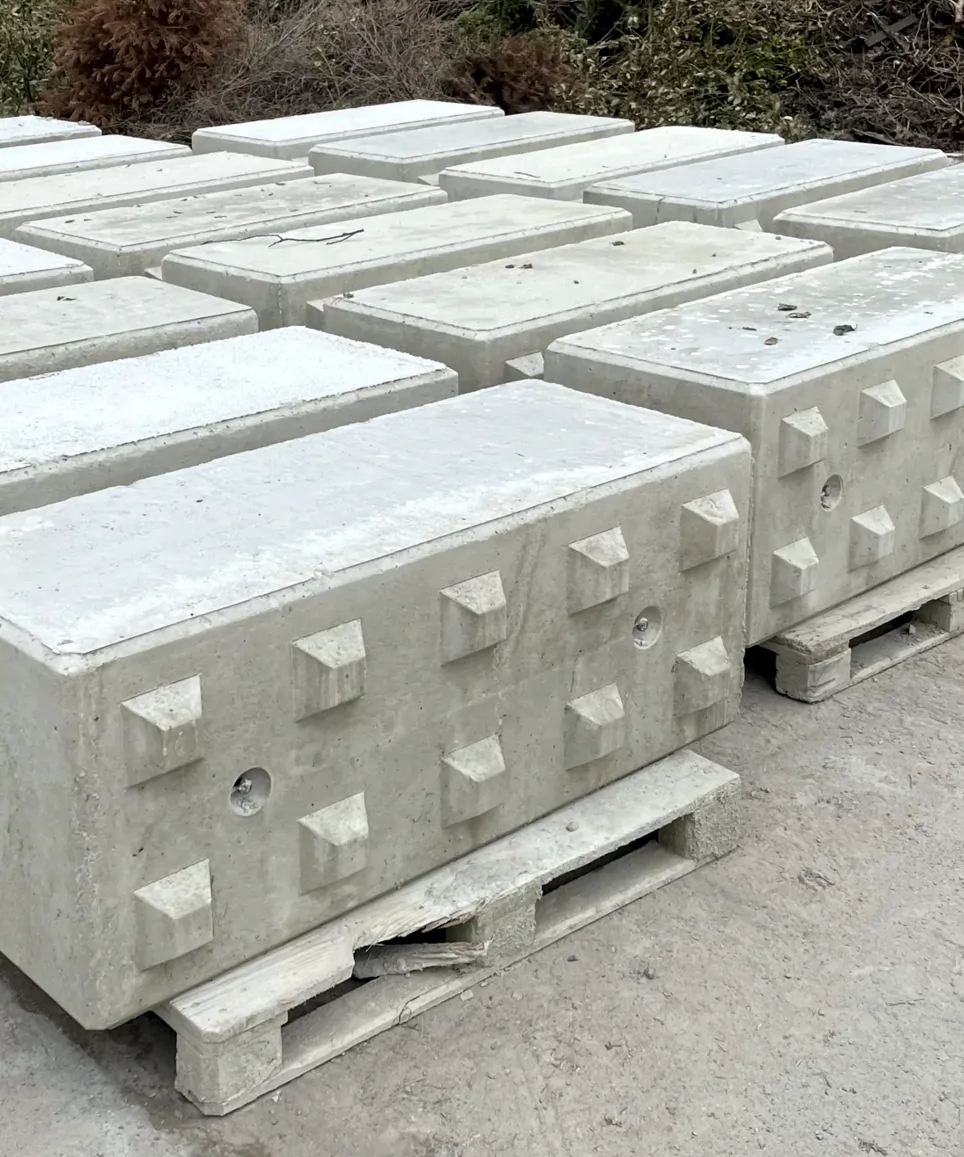 Mehrere stapelbare Betonblöcke ordentlich auf dem Lagerplatz