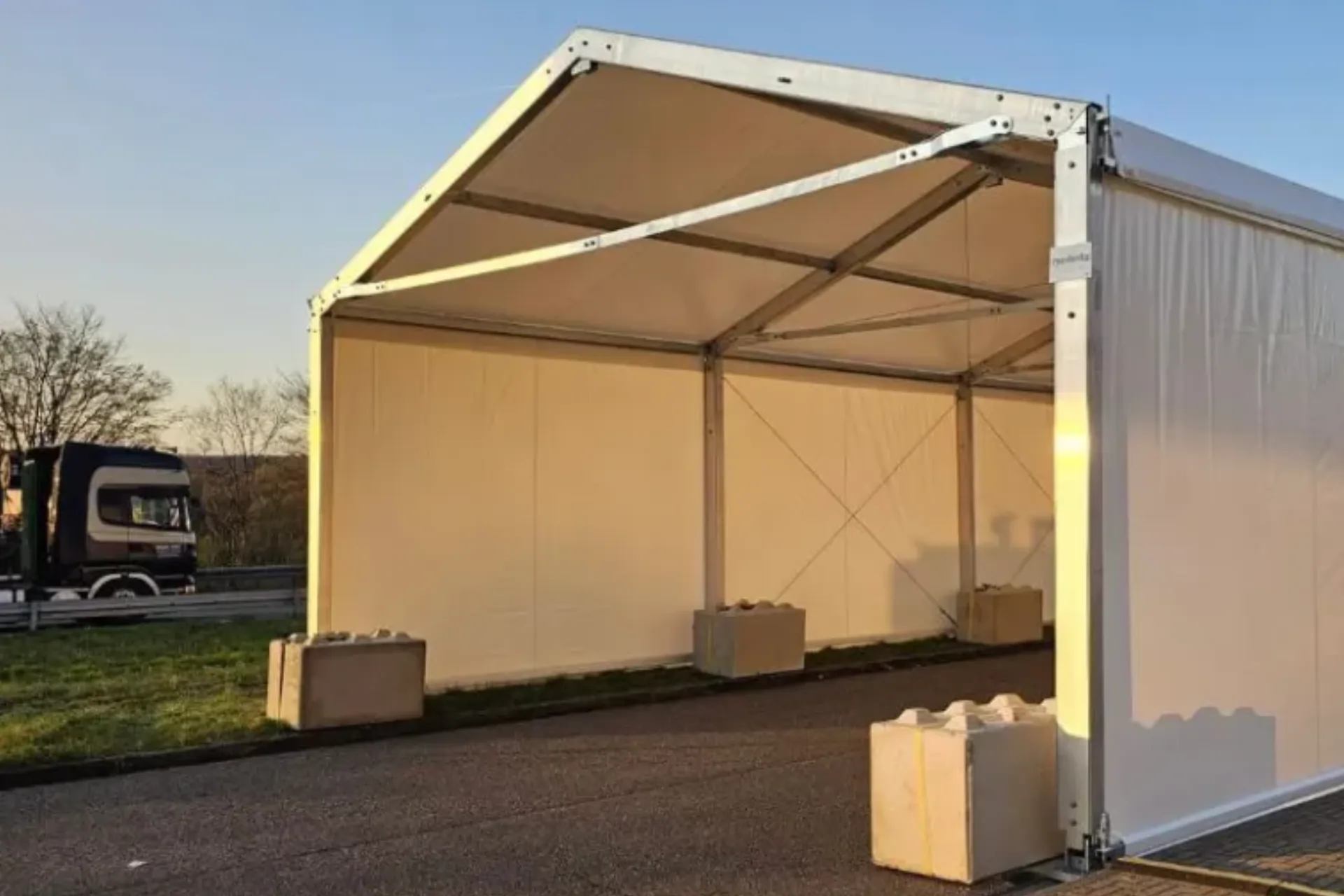 Betonblöcke als sturmfeste Sicherung eines Pavillons