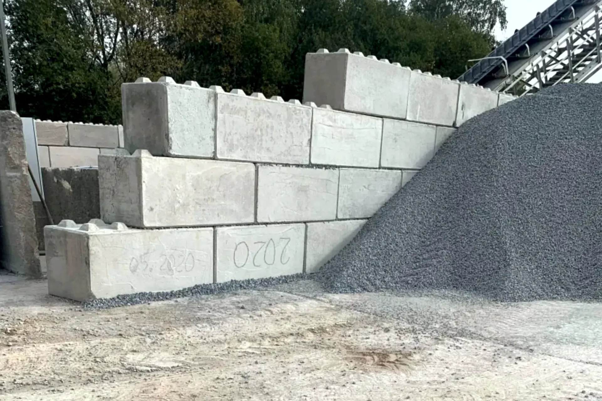 Schüttgutlager im Freien mit Betonblöcken als Seitenwände